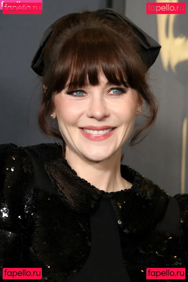 Zooey Deschanel Onlyfans Photo Gallery 