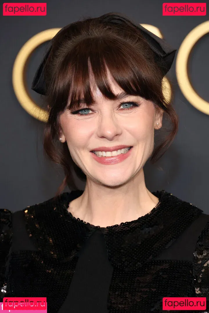 Zooey Deschanel Onlyfans Photo Gallery 