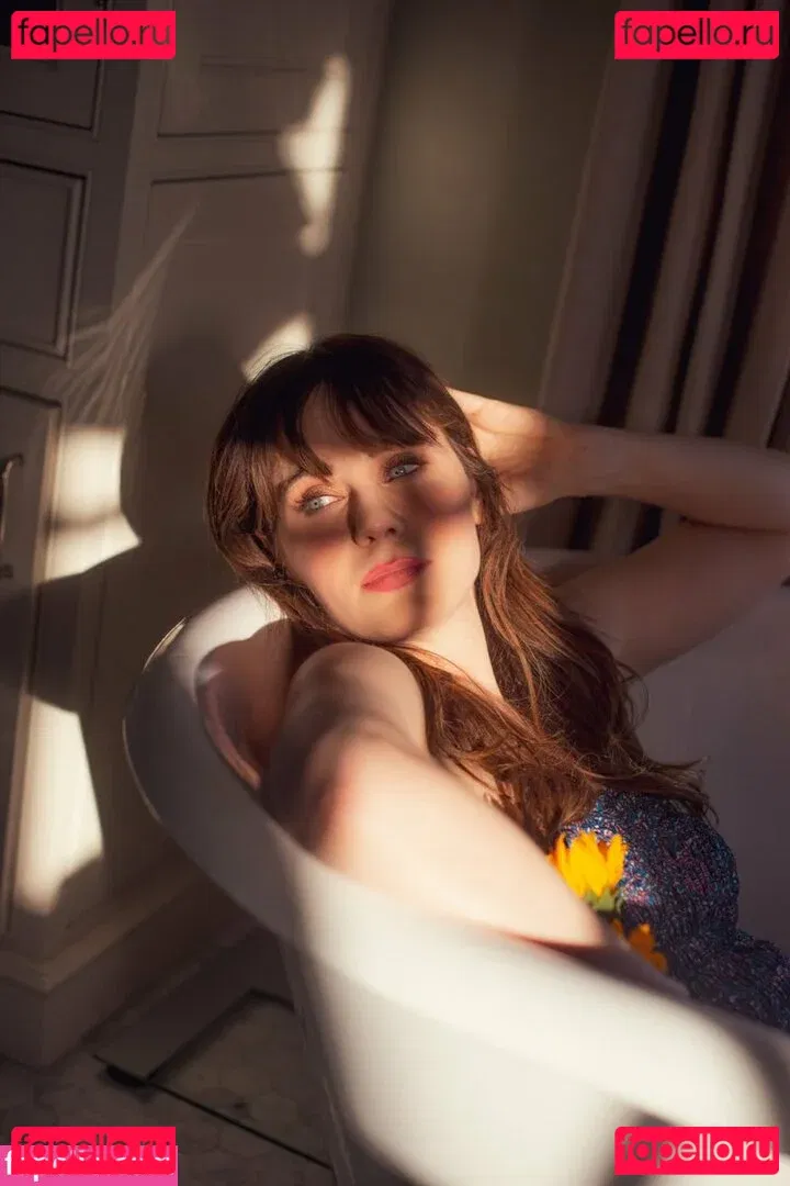 Zooey Deschanel Onlyfans Photo Gallery 