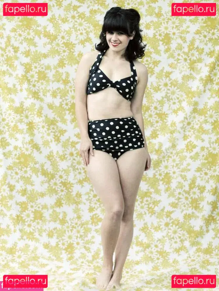 Zooey Deschanel Onlyfans Photo Gallery 