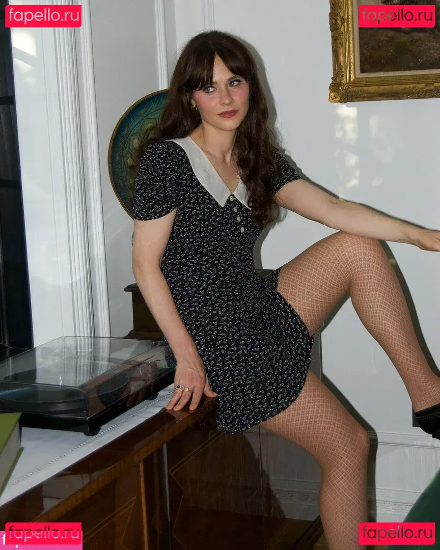 Zooey Deschanel Onlyfans Photo Gallery 