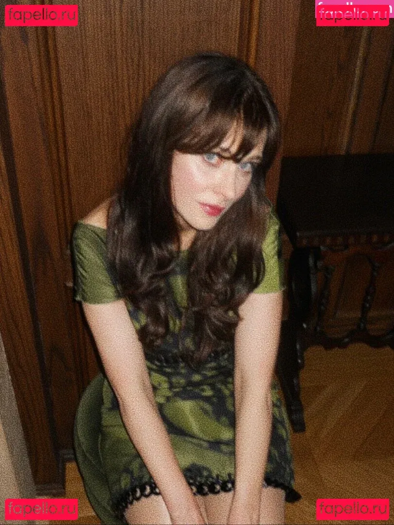 Zooey Deschanel Onlyfans Photo Gallery 
