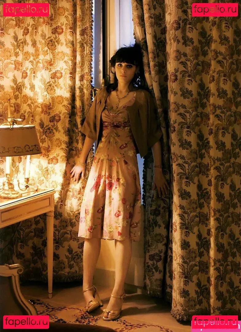 Zooey Deschanel Onlyfans Photo Gallery 