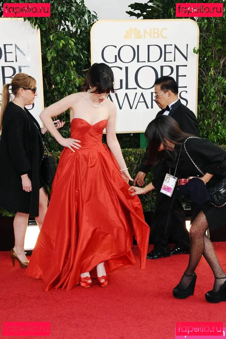 Zooey Deschanel Onlyfans Photo Gallery 