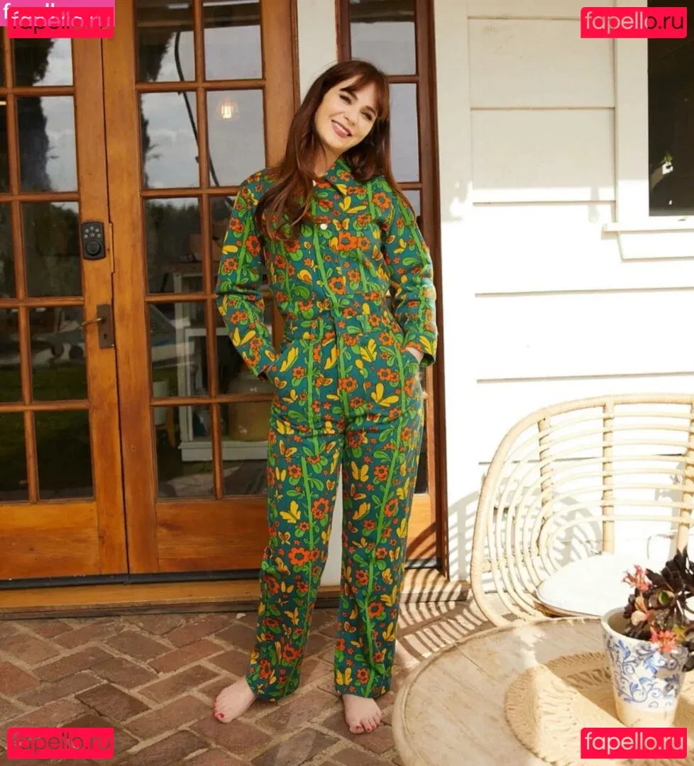 Zooey Deschanel Onlyfans Photo Gallery 