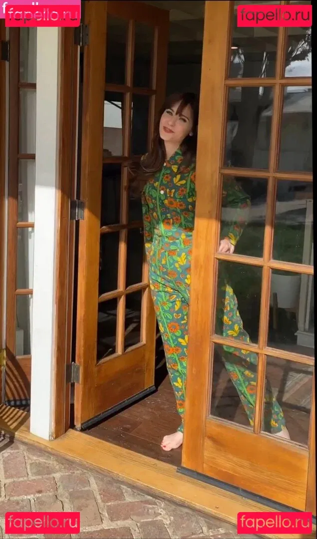Zooey Deschanel Onlyfans Photo Gallery 