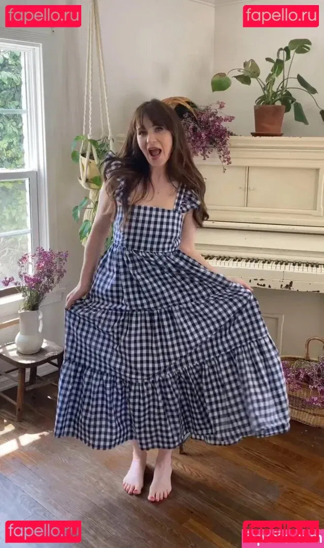 Zooey Deschanel Onlyfans Photo Gallery 