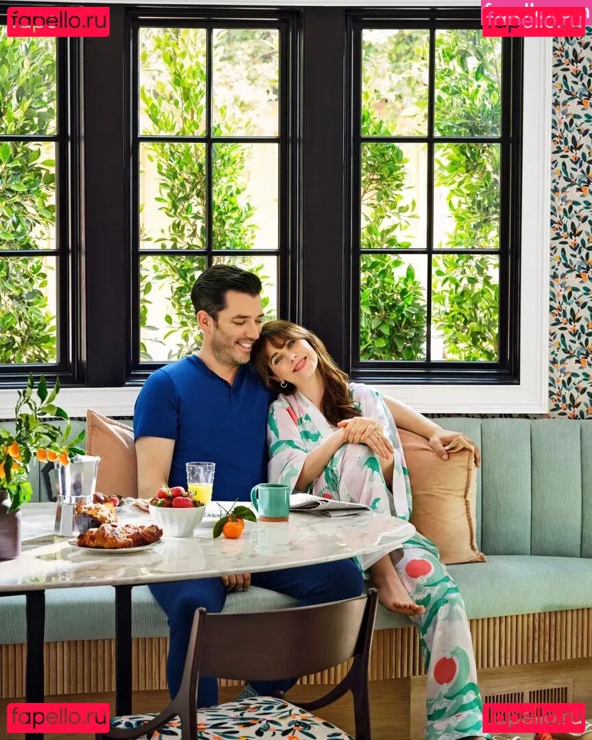 Zooey Deschanel Onlyfans Photo Gallery 