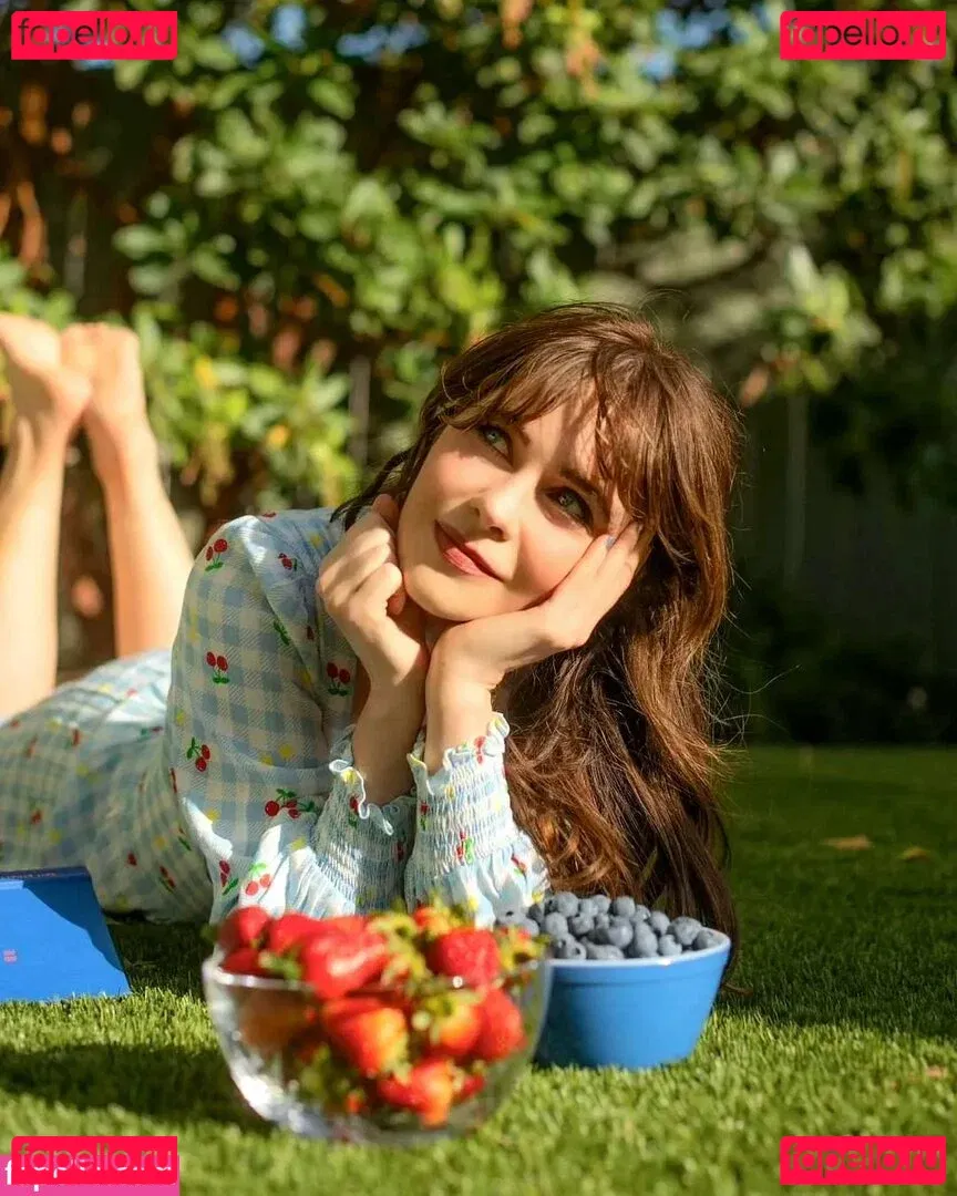 Zooey Deschanel Onlyfans Photo Gallery 