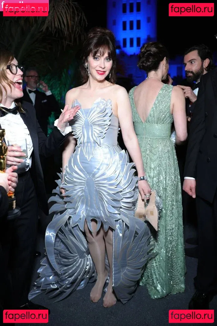 Zooey Deschanel Onlyfans Photo Gallery 