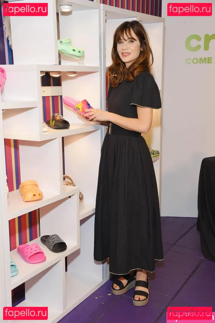 Zooey Deschanel Onlyfans Photo Gallery 