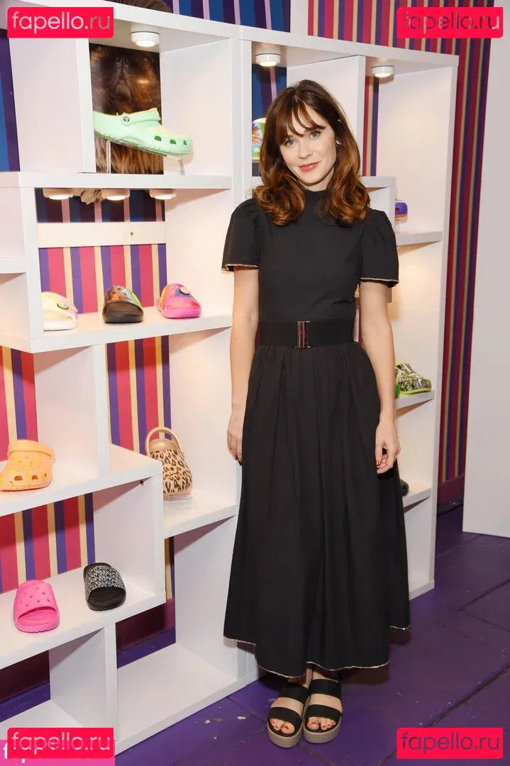 Zooey Deschanel Onlyfans Photo Gallery 