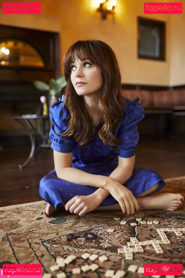 Zooey Deschanel Onlyfans Photo Gallery 