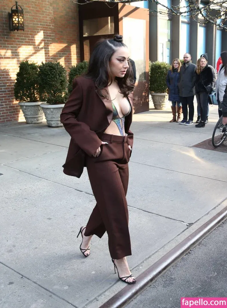 Charli XCX Onlyfans Photo Gallery 