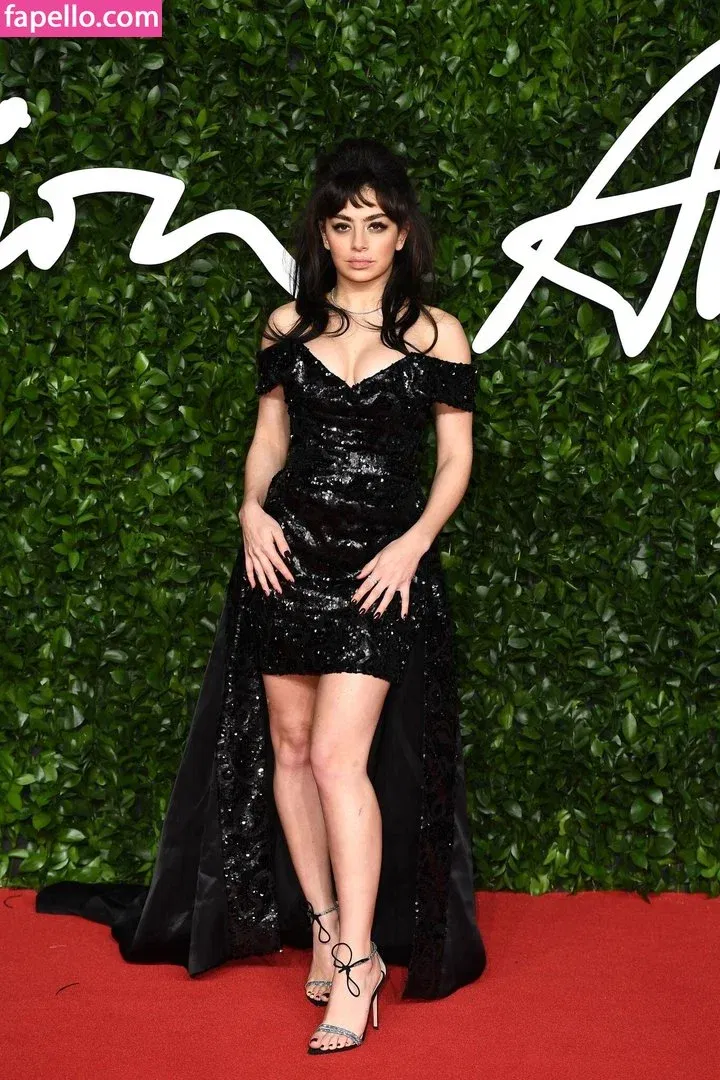 Charli XCX Onlyfans Photo Gallery 
