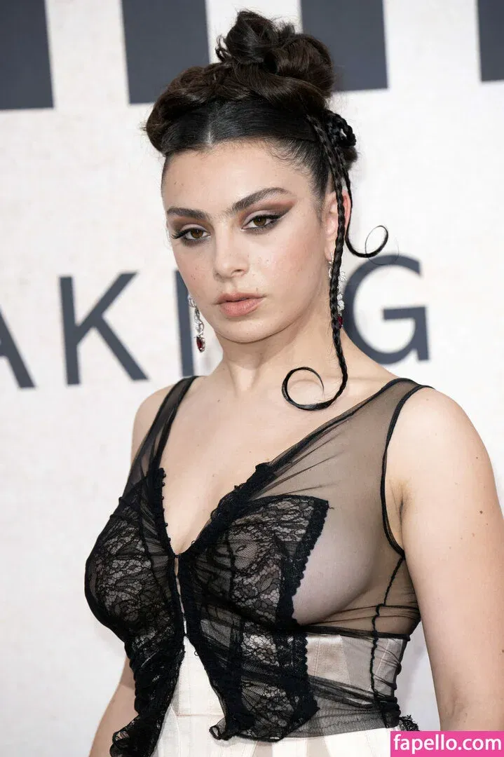 Charli XCX Onlyfans Photo Gallery 