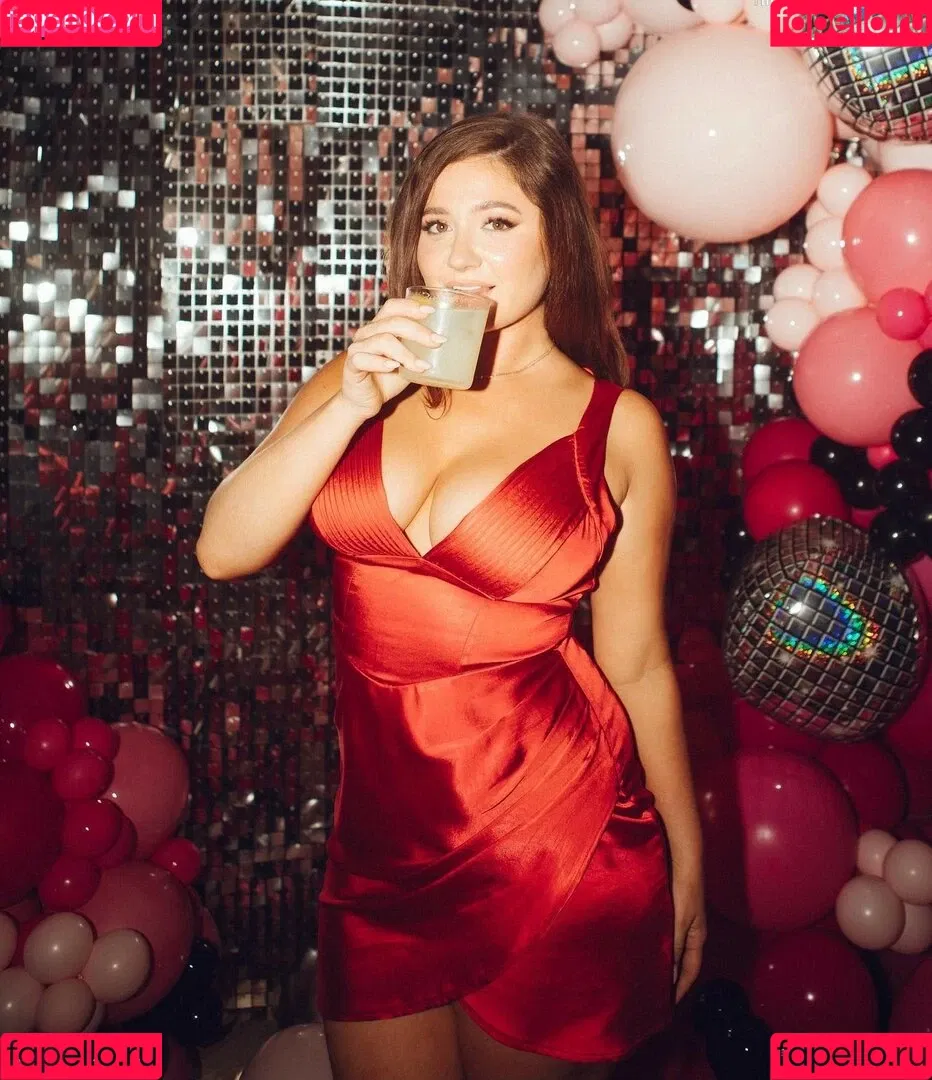 Emma Kenney Onlyfans Photo Gallery 