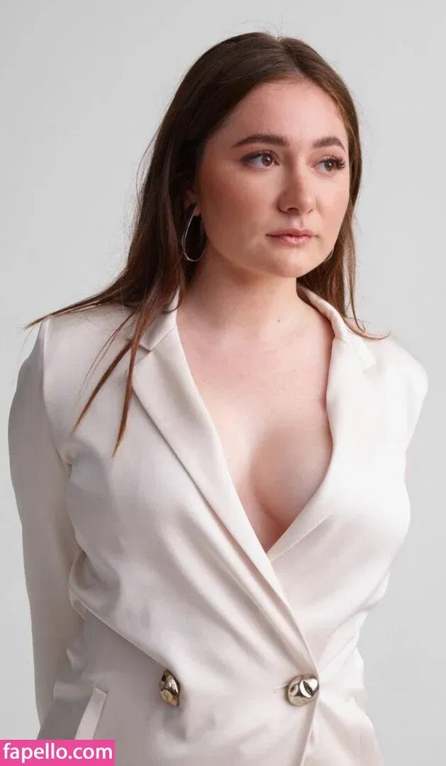 Emma Kenney Onlyfans Photo Gallery 