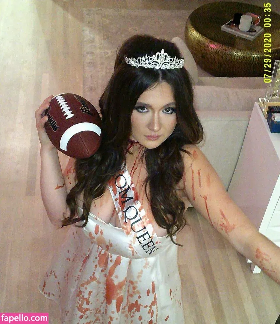 Emma Kenney Onlyfans Photo Gallery 