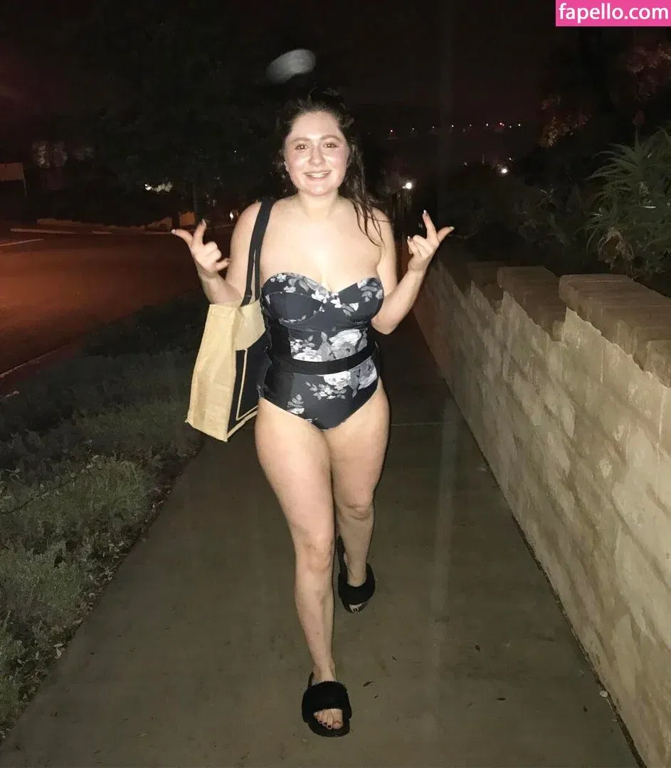 Emma Kenney Onlyfans Photo Gallery 