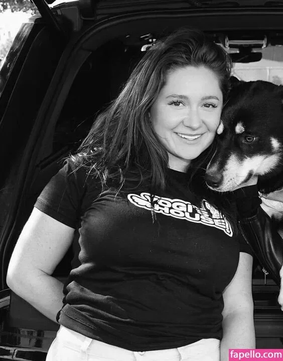 Emma Kenney Onlyfans Photo Gallery 