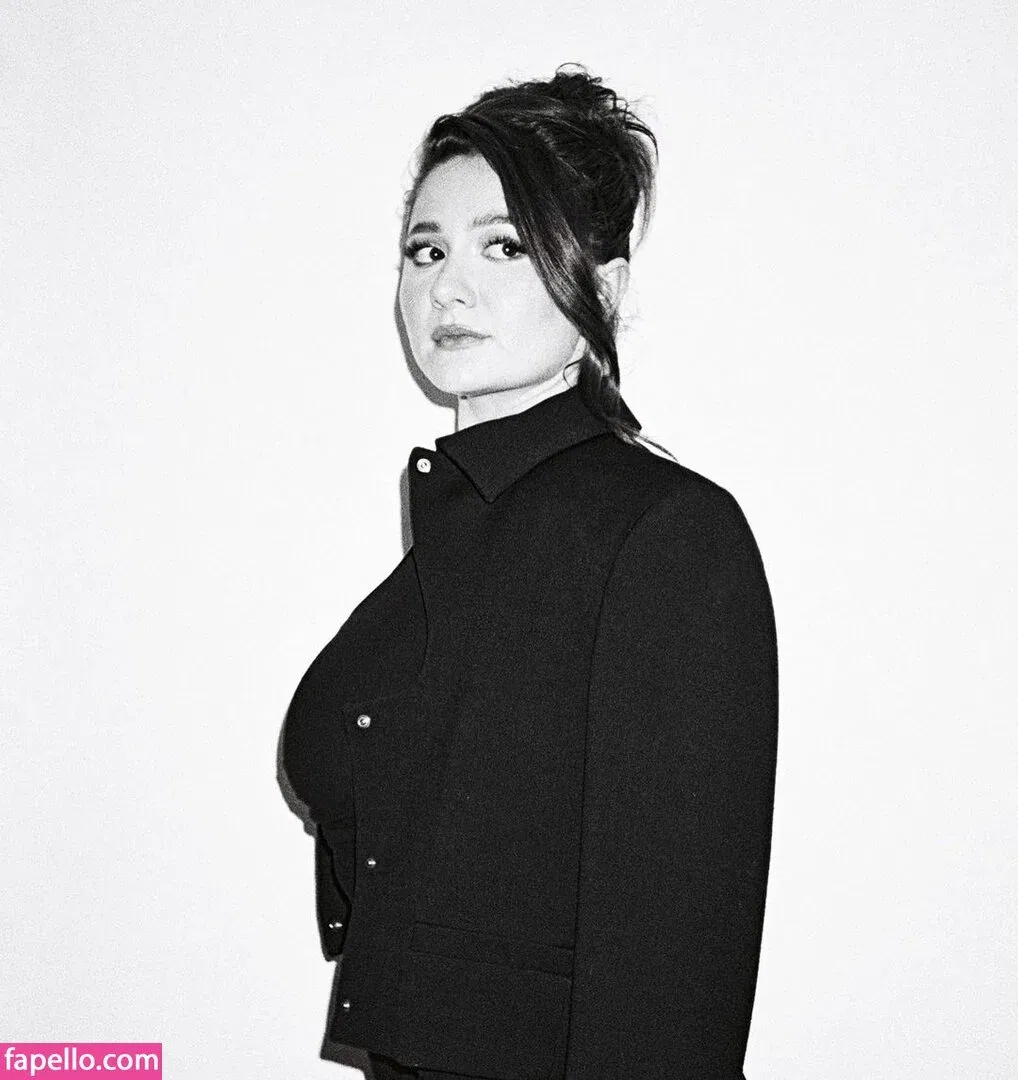 Emma Kenney Onlyfans Photo Gallery 