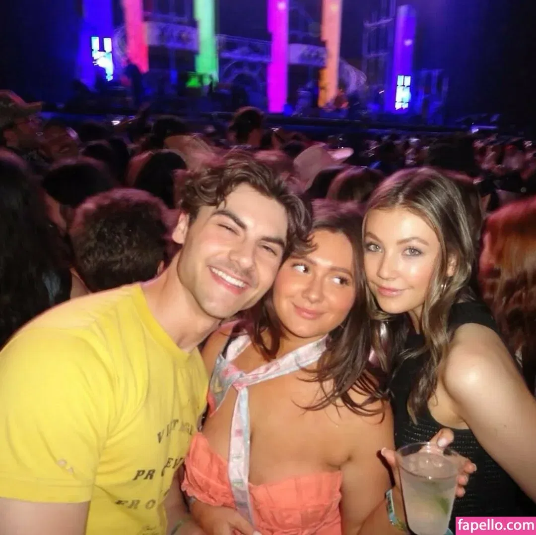 Emma Kenney Onlyfans Photo Gallery 