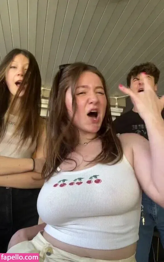 Emma Kenney Onlyfans Photo Gallery 