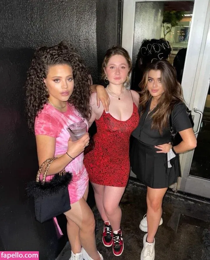 Emma Kenney Onlyfans Photo Gallery 