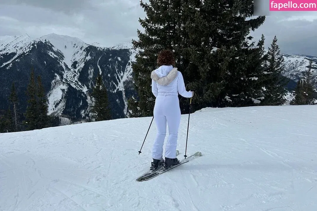 Emma Kenney Onlyfans Photo Gallery 