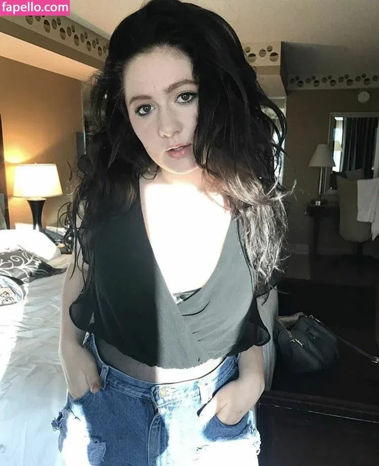 Emma Kenney Onlyfans Photo Gallery 