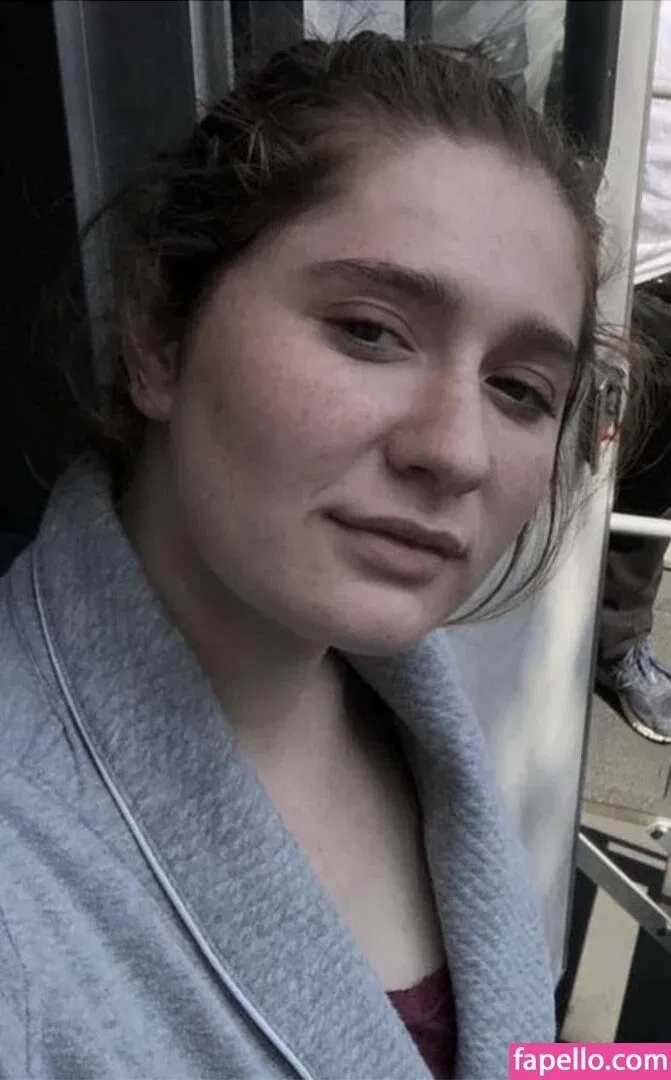 Emma Kenney Onlyfans Photo Gallery 
