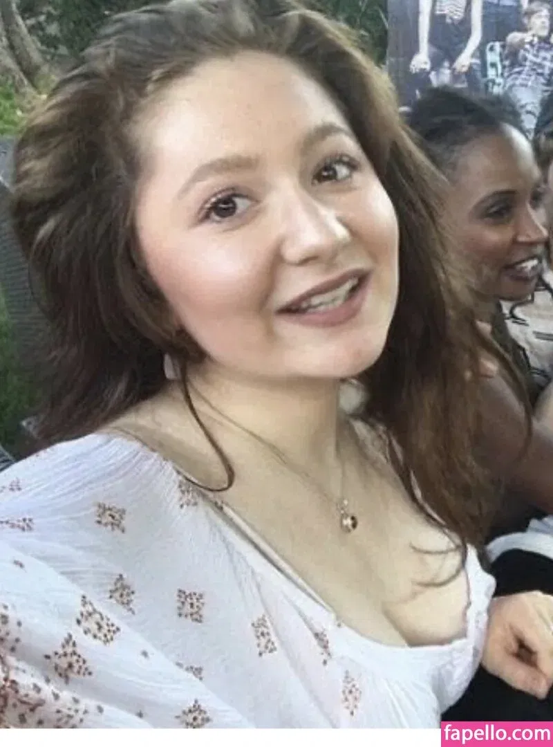 Emma Kenney Onlyfans Photo Gallery 