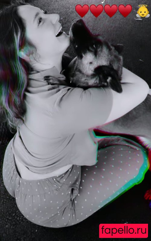 Emma Kenney Onlyfans Photo Gallery 