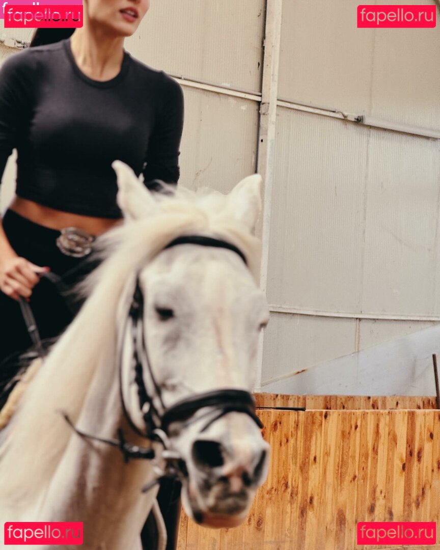 Hande Ercel / handemiyy Onlyfans Photo Gallery 