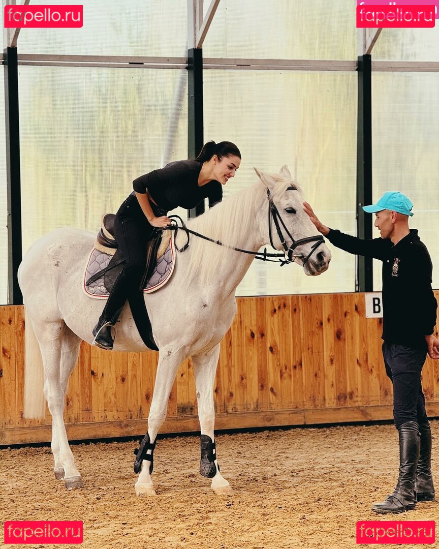 Hande Ercel / handemiyy Onlyfans Photo Gallery 