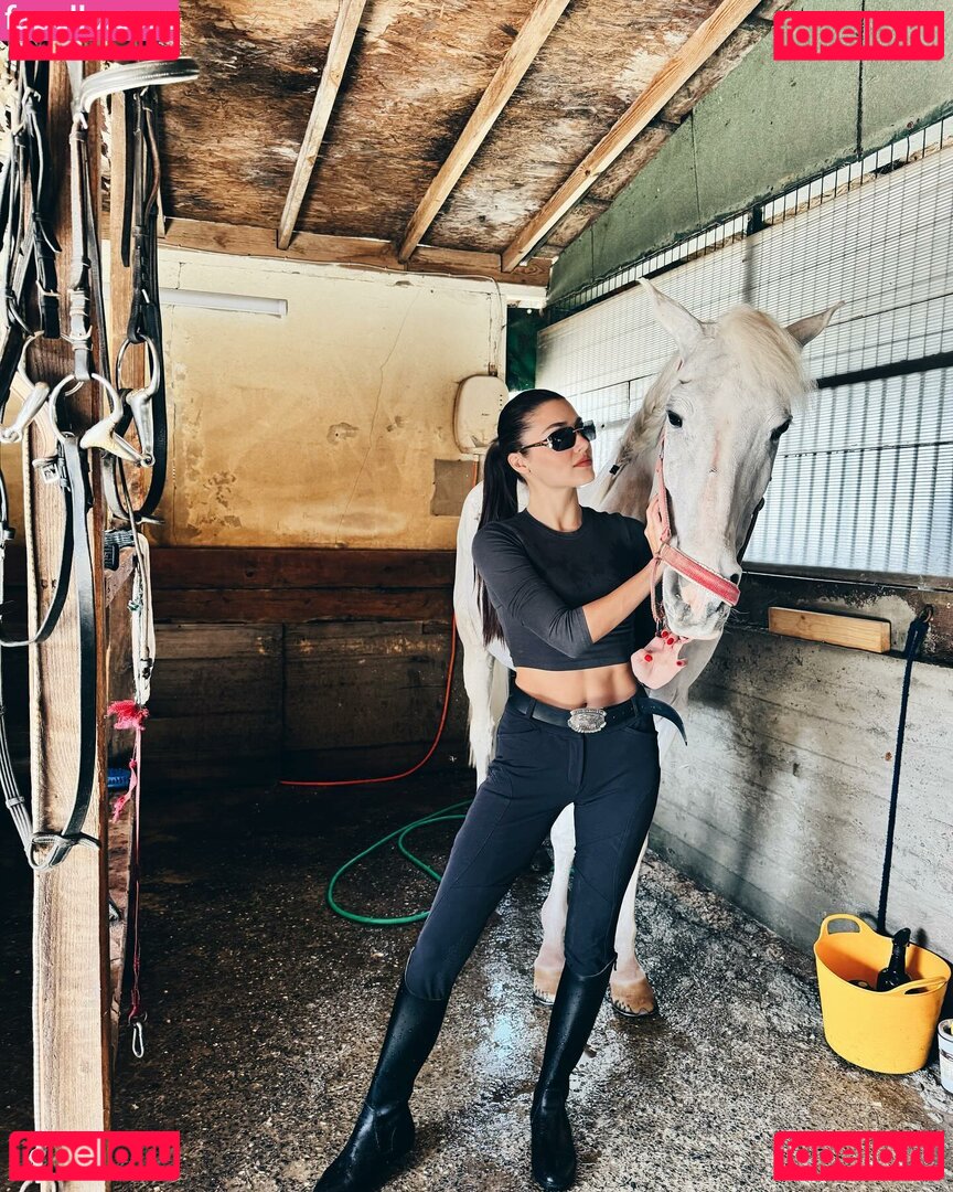 Hande Ercel / handemiyy Onlyfans Photo Gallery 