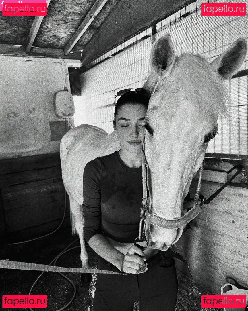 Hande Ercel / handemiyy Onlyfans Photo Gallery 