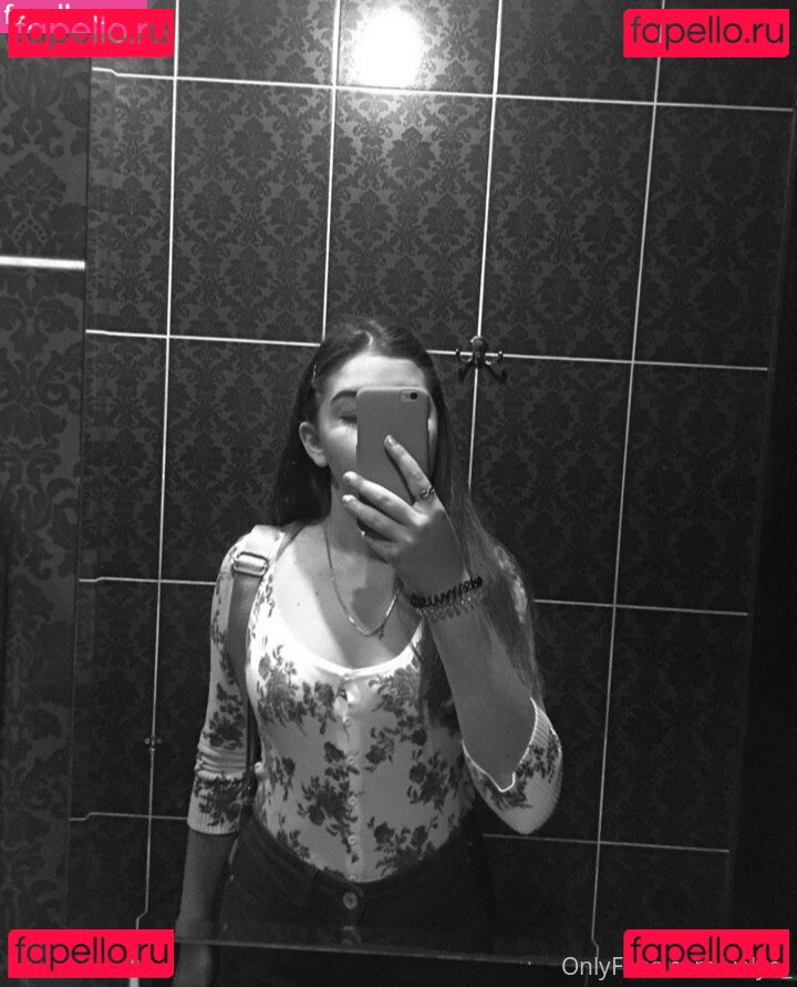 valya_ / valya_._._ Onlyfans Photo Gallery 