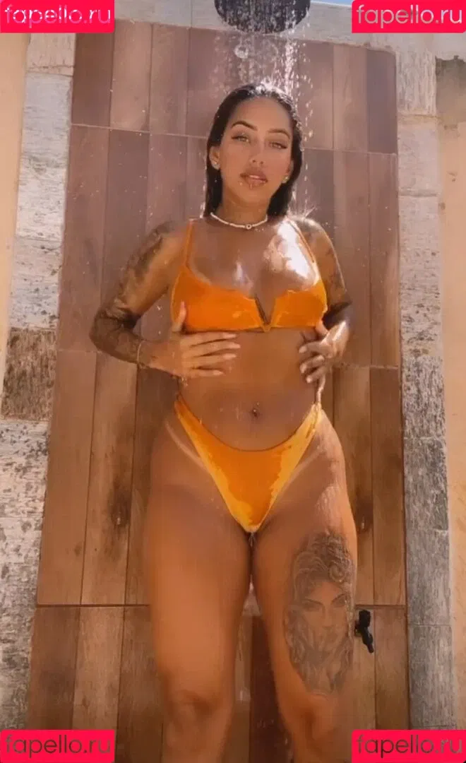 Muito Linda Onlyfans Photo Gallery 