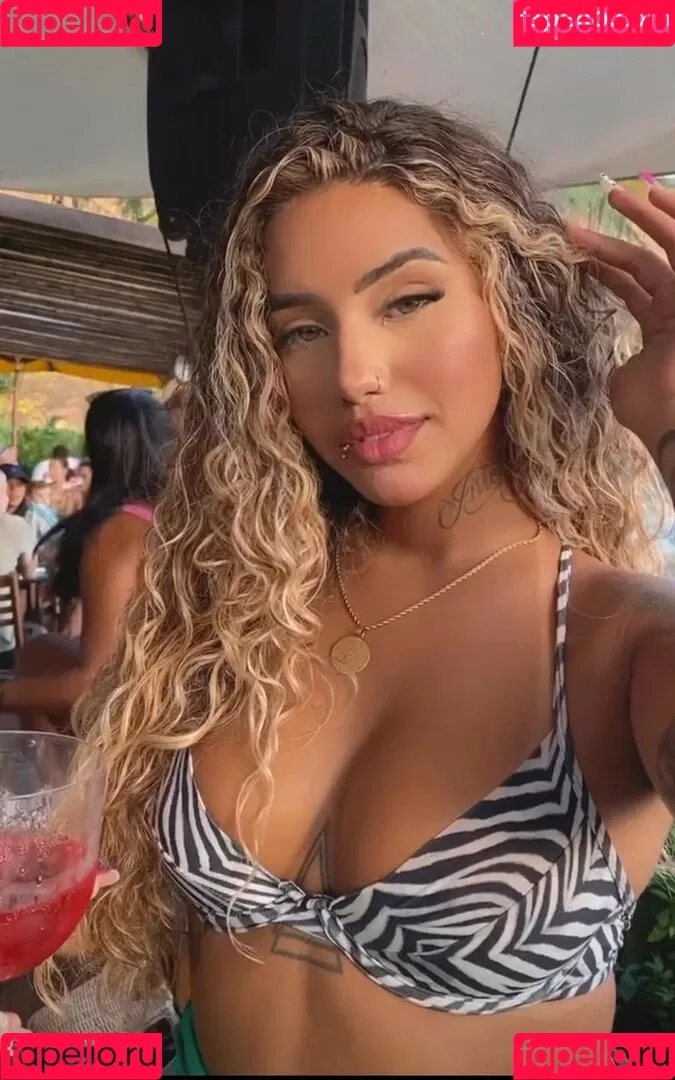 Muito Linda Onlyfans Photo Gallery 