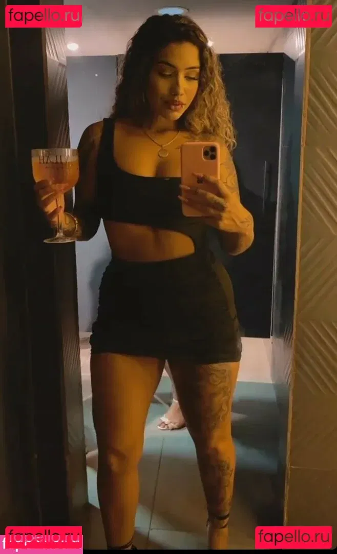 Muito Linda Onlyfans Photo Gallery 