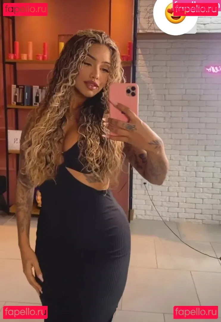 Muito Linda Onlyfans Photo Gallery 