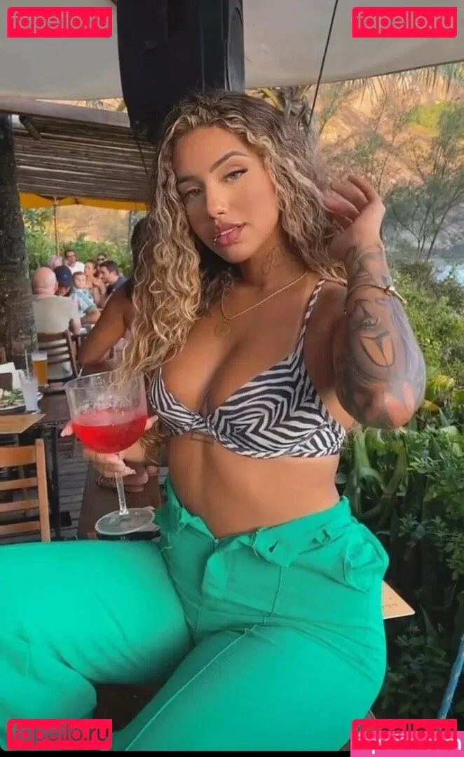 Muito Linda Onlyfans Photo Gallery 