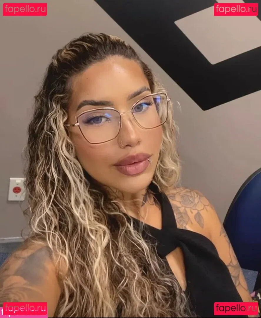 Muito Linda Onlyfans Photo Gallery 