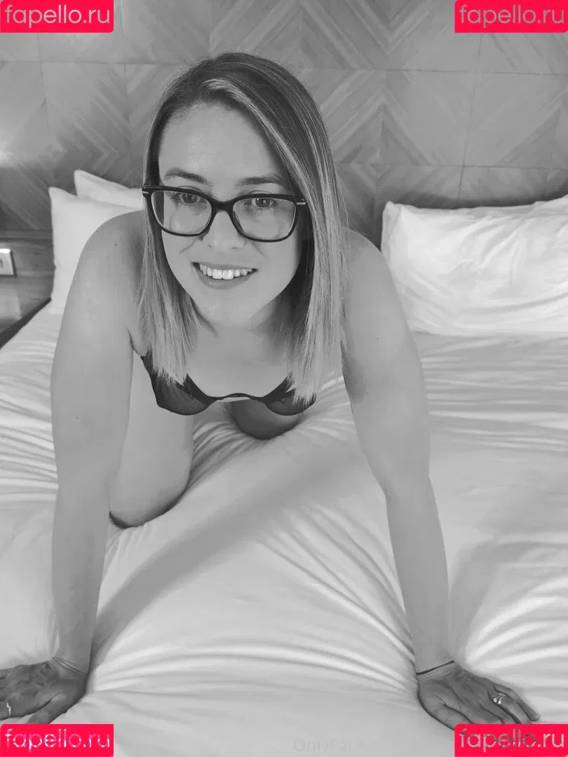 Innocenthotwifexxx Onlyfans Photo Gallery 