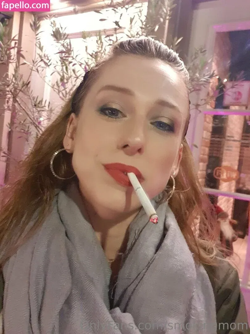 smokingmom Onlyfans Photo Gallery 