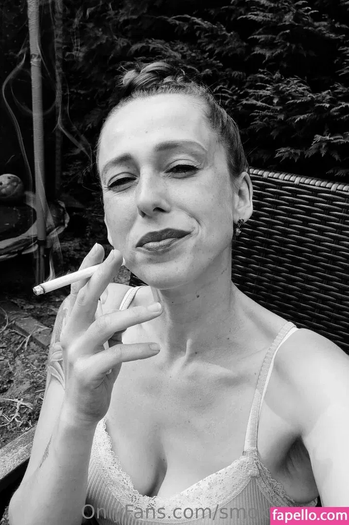smokingmom Onlyfans Photo Gallery 