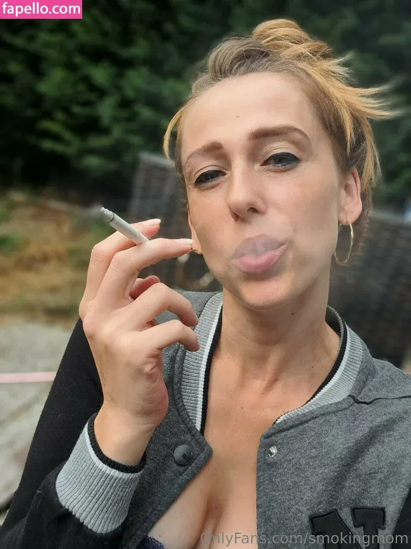 smokingmom Onlyfans Photo Gallery 