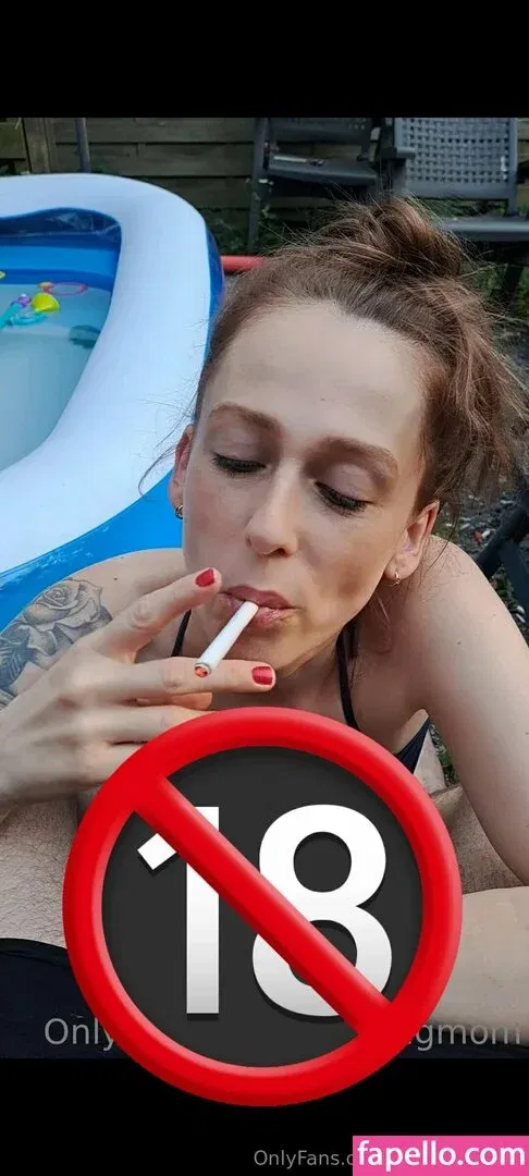 smokingmom Onlyfans Photo Gallery 